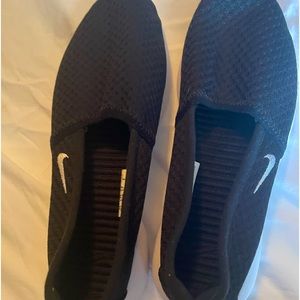 Nike walkimg shoes. Slide on. Blackand white size 9